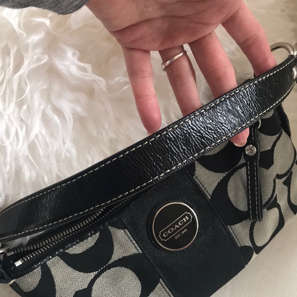 Coach Signature small purse. - Picture 6 of 7